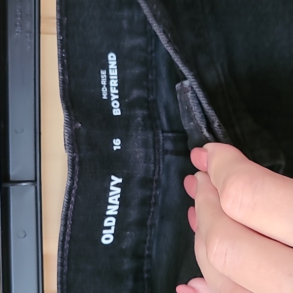 Old Navy Mid Rise Boyfriend Denim Shorts - Picture 3 of 4